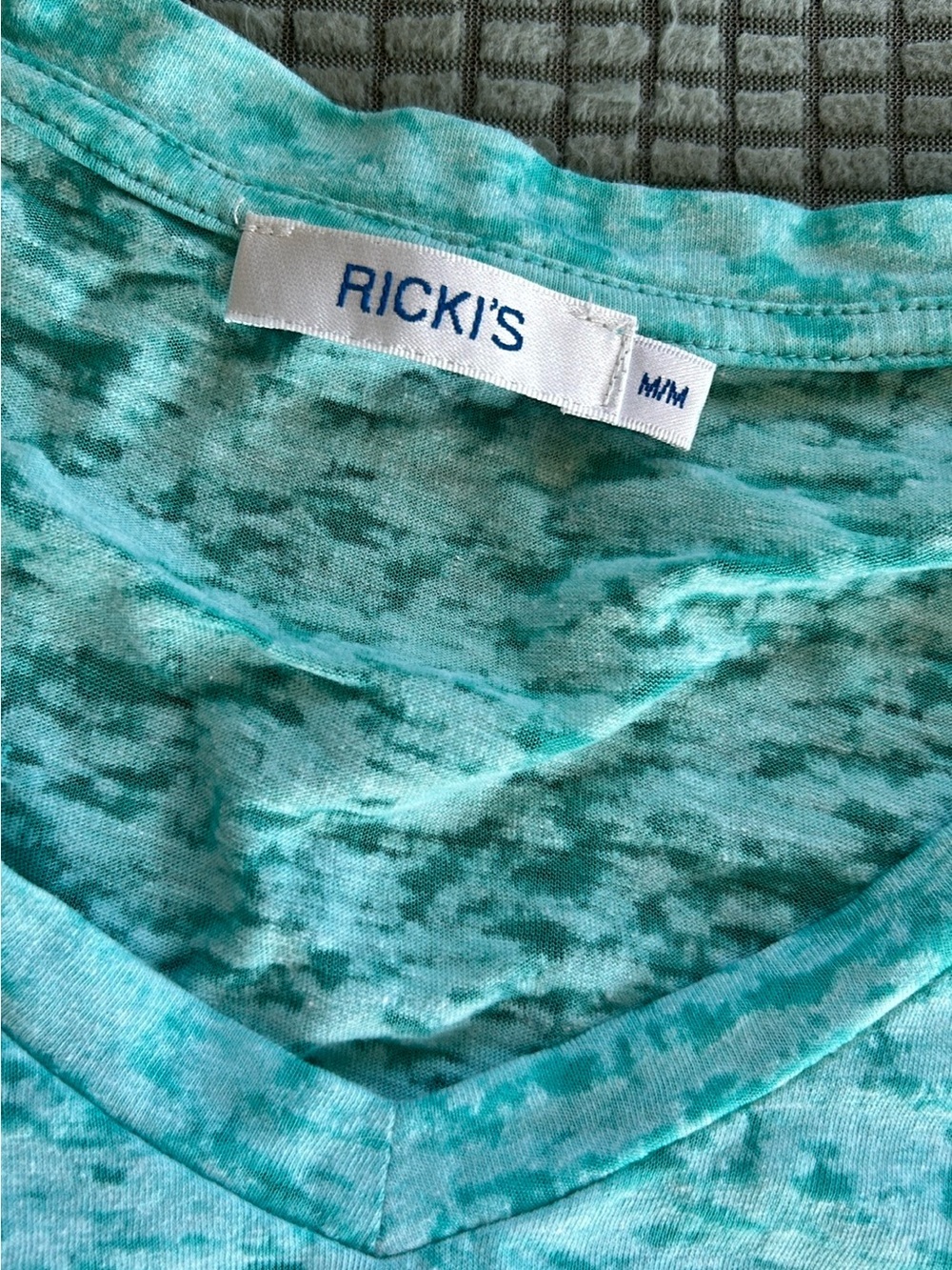 Aqua V-Neck Tee with Feather Graphic - Picture 5 of 6